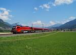 1116 219 schob den RJX 167 nach Bratislava hl.st. am 30.07.2020 auf die Minute pünktlich an der Tiroler Ortschaft Flaurling vorbei.