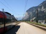 4024 von tztal kommend hat Vls betreten, ehe er sich auf Innsbruck zu aufmachen wird. Unser Blick ist einer zurck ins Oberland, die mchtige Felswand ist die Martinswand. August 2007 kHds