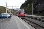 S2 der Tiroler Schellbahn bei der Einfahrt in den Bahnhof Imst Pitztal mit Blickrichtung Innsbruck, Anfang Oktober 2012 
