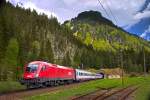 1116 095 fährt bei einem aufziehenden Gewitter mit dem IC 662 nach Bregenz aus dem Wildentobeltunnel in Wald a/A Bild vom 12.5.2015