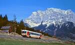 Vor der Kulisse des Zugspitzmassivs fährt der 5047 028-5 im März 1994 bei Lermoos nach Reutte