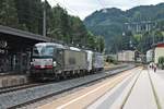 Als Lokzug (Brenner - Kufstein) fuhr am Morgen des 04.07.2018 die MRCE/LM X4 E-662 (193 662-4) zusammen mit 193 772  Viola  vor der Kulisse der Brennerautobahn durch den Bahnhof von Steinach in Tirol