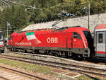 ÖBB 1216 015 (die letzte verbliebene 1216 mit Italien Flagge) bei der Ankunft im Grenzbahnhof Brenner/Brennero mit EC 84 (Rimini-München Hbf). Aufgenommen am 13.10.2019