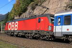 ÖBB 1293 007-1 am Zugschluss einer ROLA von Wörgl Terminal Nord nach Brennersee bei der Bergfahrt. Aufgenommen bei Gries am Brenner am 09.10.2021
