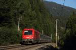ÖBB 1216 007 bespannt am 16.08.13 den Korridor Zug REX 1870 von Lienz in Osttirol nach Innsbruck und ist hier bei St.Jodok zu sehen.