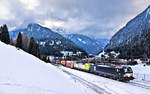 Nach heftigen Schneefällen am Vortag verlässt eine Doppeltraktion bestehend aus den Lokomotiven MRCE X4E-672 und der Tx Logistik 193 551-9 mit einem KLV Zug talwärts-Nord,die langsam