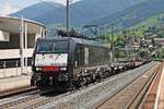 Mit einem leeren Autotransportzug fuhr am 03.07.2018 die MRCE/TXL ES 64 F4-286 (189 286-8) durch den Bahnhof von Matrei am Brenner in Richtung Brennero.