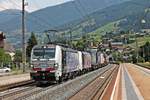 Am Morgen des 03.07.2018 bespannte 193 771 zusammen mit 189 904 einen schweren KLV, als sie durch den Bahnhof von Matrei am Brenner in Richtung Brennero fuhren.