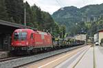 Mit einem leeren Autotranportzug nach München fuhr am Morgen des 04.07.2018 die 1216 016 (E 190 016) durch den Bahnhof von Steinach in Tirol in Richtung Inntal.