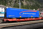 Ein Taschenwagen der DB Cargo mit einem Sattelauflieger von Paneuropa an einem KLV Güterzug Richtung Deutschland am Bahnhof Brenner/Brennero.