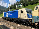 Nachschuss auf die 187 322-3 der Wiener Lokalbahnen bei einer Überstellungsfahrt einer Dieselok und einer Lokomotion 139 bei der Talfahrt Richtung Innsbruck.