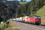 ÖBB 1293 181-4 am Zugschluss einer ROLA von Brennersee nach Wörgl Terminal Nord bei der Talfahrt.