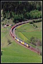 182 523 + 182 513 + 182 519 mit Güterzug im Jodoker Bogen am 20.05.2004.