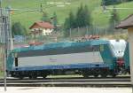 FS-E-Lok 405 001 als erste Lok vor einen Güterzug, der am 29.08.2004 aus Richtung Bozen im Bahnhof Brenner ankam.