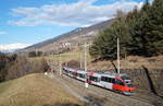 Der 4024 068-1 ist bei Mühlbachl an der Brennerbahn als S 3 von Innsbruck Hbf nach Steinach in Tirol unterwegs und wird in Kürze den Bahnhof Matrei erreichen, 29.12.2018.