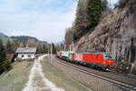 Die 1293 028 schiebt einer RoLa Richtung Wörgl bei Gries am Brenner nach, 13.04.2019.