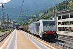 Am 03.07.2018 bespannte 186 441 einen langen  LKW Walter -KLV, als sie über Gleis 2 durch den Bahnhof von Matrei am Brenner in Richtung Inntal fuhr.
