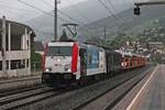 Durchfahrt am Mittag des 03.07.2018 bei einem Regenschauer von 185 665-7  TRUCK AN RAIL - kombiverkehr  zusammen mit MRCE/LM ES 64 F4-027 (189 927-7) und einem vollen Autotransportzug durch den Bahnhof von Matrei am Brenner in Richtung Italien.