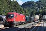 Durchfahrt am Nachmittag des 04.07.2018 von 1016 038 mit einem bunten E-Wagenzug über Gleis 2 durch den Bahnhof von Steinach in Tirol gen Inntal.