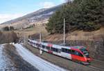 Langsam, aber sicher naht das Ende der Talent-Triebzüge im Schrägdesign in Tirol. Diese Fahrzeuge bestimmten über mehr als 10 Jahre hinweg das Bild des Tiroler Nahverkehrs. Aus diesem Anlass zeige ich hier eine fahrzeugorientierte Aufnahme eines solchen Zuges. Zwar kein  echter  Tiroler, aber mittlerweile doch seit mehr als einem Jahr für die S-Bahn Tirol im Einsatz: Der Kärntner  LiteraTourZug  4024 118-4 ist am 31.01.2020 als S 5256 von Hall in Tirol nach Steinach am Brenner unterwegs und erreicht in Kürze Matrei.