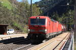 DB 193 344 und eine weitere Vectron vor einem KLV Zug Richtung Deutschland bei der Talfahrt. Freundliche Grüße zurück an den TF :-) Hier bei der Durchfahrt durch die Haltestelle St. Jodok am Brenner am 09.10.2021