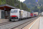 Die 186 443 - mit ihrer Werbung für den Beruf des Lokomotivführers - führt zusammen mit der 186 444 einen KLV-Zug über die Nordrampe des Brennerpaß hinab ins Inntal und weiter