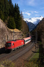 1216 032 bei Gries am Brenner mit ihrem EuroCity gen Innsbruck..