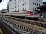 Ein FS ETR 480 Pendelino ist gerade in Bozen, Hauptbahnhof eingefahren. Der Zug kam als Schnellzug von Roma Termini ( Rom Hbf ) an und fhrt in einer Stunde auch wieder zurck. Am 20.10.07