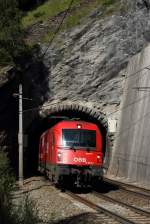 BB 1216 011 bespannt am 15.08.13 einen DB-BB Brenner EC. Der Zug hat gerade St.Jodok passiert und ist hier bei der Ausfahrt aus dem Stafflach Tunnel zu sehen.