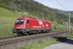 1216 015 ist am 6.05.2014 als Lokzug bei Stainach in Tirol unterwegs.