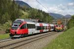 Während auf dem Nebengleis eine Fahrleitungsreparatur durchgeführt wird, fährt 4024.094 als Regonalzug bei Stainach in Tirol Richtung Brenner. Das Bild entstand am 8.05.2014.