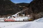 1216 226 (Europa) mit einer 'Rollenden Landstrasse' bei St. Jodok (05.02.2007)