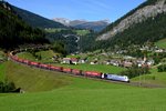 Inzwischen ein Klassiker am Brenner und immer wieder fotogen sind die KLV-Züge mit den Aufliegern der Spedition Winner. Der hier zu sehende 43136 verbindet Verona mit Wuppertal. Am 24. September 2013 wurde der Zug zwischen Brenner und München Ost Rangierbahnhof von der Lokomotion 185 663 befördert, dem  Equus Quagga Bavaricus  - dem bayrischen Zebra. Hier zu sehen bei St. Jodok auf Talfahrt.