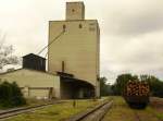 In der Endstation der Burgenlandbahn in Oberloisdorf wartet im August 2010 ein einzelner beladener Rungenwaggon auf seinen Abtransport. Gut erkennbar der Prellbock, der das Ende der Burgenlandbahn darstellt.