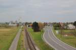 Von einer Güterwegbrücke im Ortsteil Girm von Deutschkreutz hat man Blick auf den Bahnhof von Deutschkreutz, der seit 1.7.2013 den befahrenen Endpunkt der Burgenlandbahn bildet.