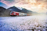 Bei herrlicher Abendstimmung taucht der ÖFB-railjet bei Berg im Drautal aus dem Nebel auf.
Unterwegs war die Garnitur als railjet 632 (Lienz - Wien Hbf).
In nur einem Monat ist der railjet-Einsatz im Oberen Drautal nach vier Jahren wieder zu Ende, dann wird das Zugpaar 533/632 wieder als IC geführt und hat wie damals wider ein richtiges Restaurant und besteht an stark frequentierten Wochenenden wieder aus bis zu 12 Waggons.
Aufgenommen am 11.11.2017.