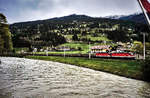 1144 037-9 und 1144 224-3 durchfahren mit einem Güterzug von Lienz nach Villach, die Haltestelle Berg im Drautal.