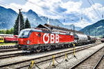 1293 045-1 steht mit dem noch nicht fertig zusammengestellten Güterzug nach Villach, im Bahnhof Lienz.
Aufgenommen am 5.6.2019.