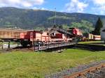 Blick auf den Kranwagen 9766 042-2 und den vorne angekuppelten Kranschutzwagen 9767 302-9. Aufgenommen am 20.9.2015 nahe des Lienzer Heizhauses.