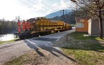 2016 051-2 schiebt drei Schotterwagen von Dellach im Drautal zurück zum RU 800 S. Aufgenommen am 11.4.2016 bei der Haltestelle Berg im Drautal.