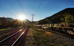 Die Abendsonne bringt die Gleise im Bahnhof Dellach im Drautal zum glänzen.