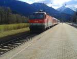 Ein Hilfszug bespannt von der 1144 053 schleppt am 5.4.2015 den 4024 125-9 ab.