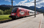 Der "ÖFB-railjet" hält am 20.5.2016 als railjet 632 (Lienz - Wien Hbf), in Greifenburg-Weißensee.