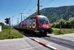 Der "ÖFB-railjet" mit 1116 225-4 als Zuglok, durchfährt am 22.5.2016 den Bahnhof Möllbrücke-Sachsenburg.