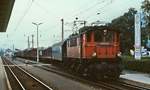 1245.531 im September 1989 vor einem Güterzug im Bahnhof Schladming