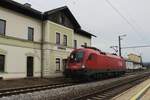 Vor dem alten Aufnahmegebäude des Bahnhofs Ernsthofen steht am 27.2.2024 die 1116 127, die als Lokzug von Graz nach Linz zur dortigen HW fuhr und wartet auf eine Zugkreuzung und die Weiterfahrt.