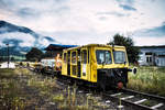 X 626.109 der Gailtalbahn Betriebs GmbH steht, am 21.6.2019, mit einem Arbeitszug im Bahnhof Kötschach-Mauthen.
