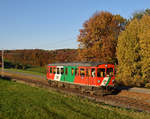 Herbstliche Gleichenbergerbahn, am 08.11.2020 präsentierte sich der STLB ET 2 (als R8609) in herrlichem Abendlicht unweit der Haltestelle Burgfried.