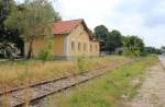 Das ehemalige Bahnhofsgebude von Haringsee (Km 13,3) an der Lokalbahn Siebenbrunn-Engelhartstetten mit Blickrichtung Engelhartstetten, Juli 2012