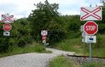 STOP, auf Pfeifsignal achten! Gut gesicherter Bahn�bergang bei EK17.066 entlang der stillgelegten Bahnstrecke (ex KBS912, G�nserndorf–Mistelbach, bzw.